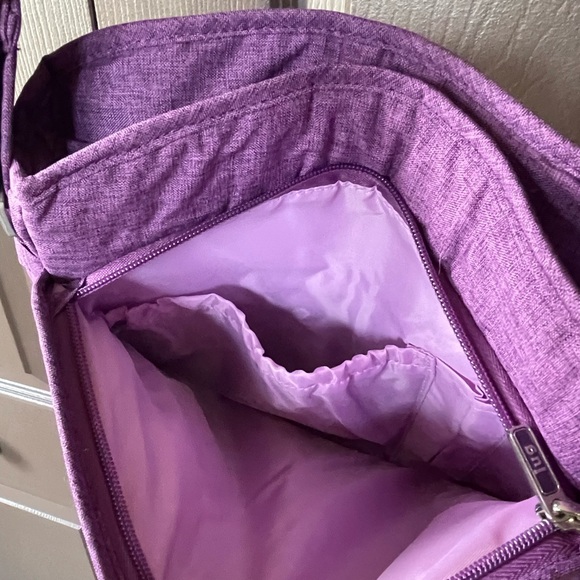 Lug purple crossbody bag with water bottle holder, like new. - Picture 4 of 8